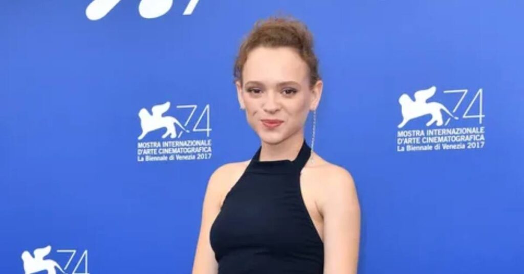 Shira Haas Height